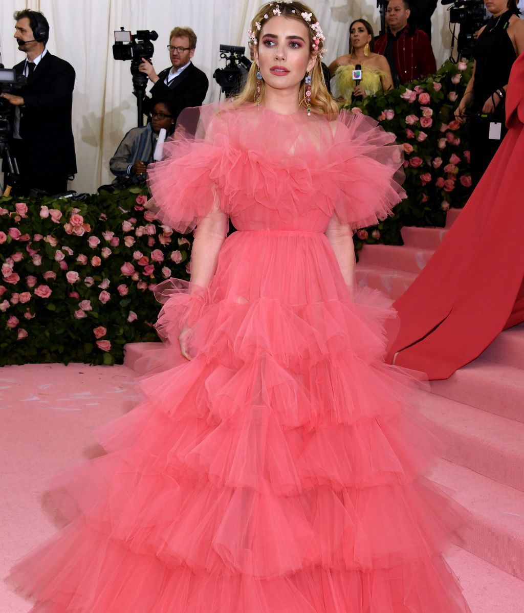 Emma Roberts con un cándido vestido rosa de Giambattista Valli