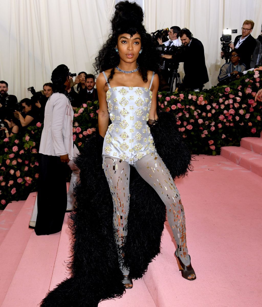 Yara Shahidi de Prada con body y medias adornados con piezas metálicas