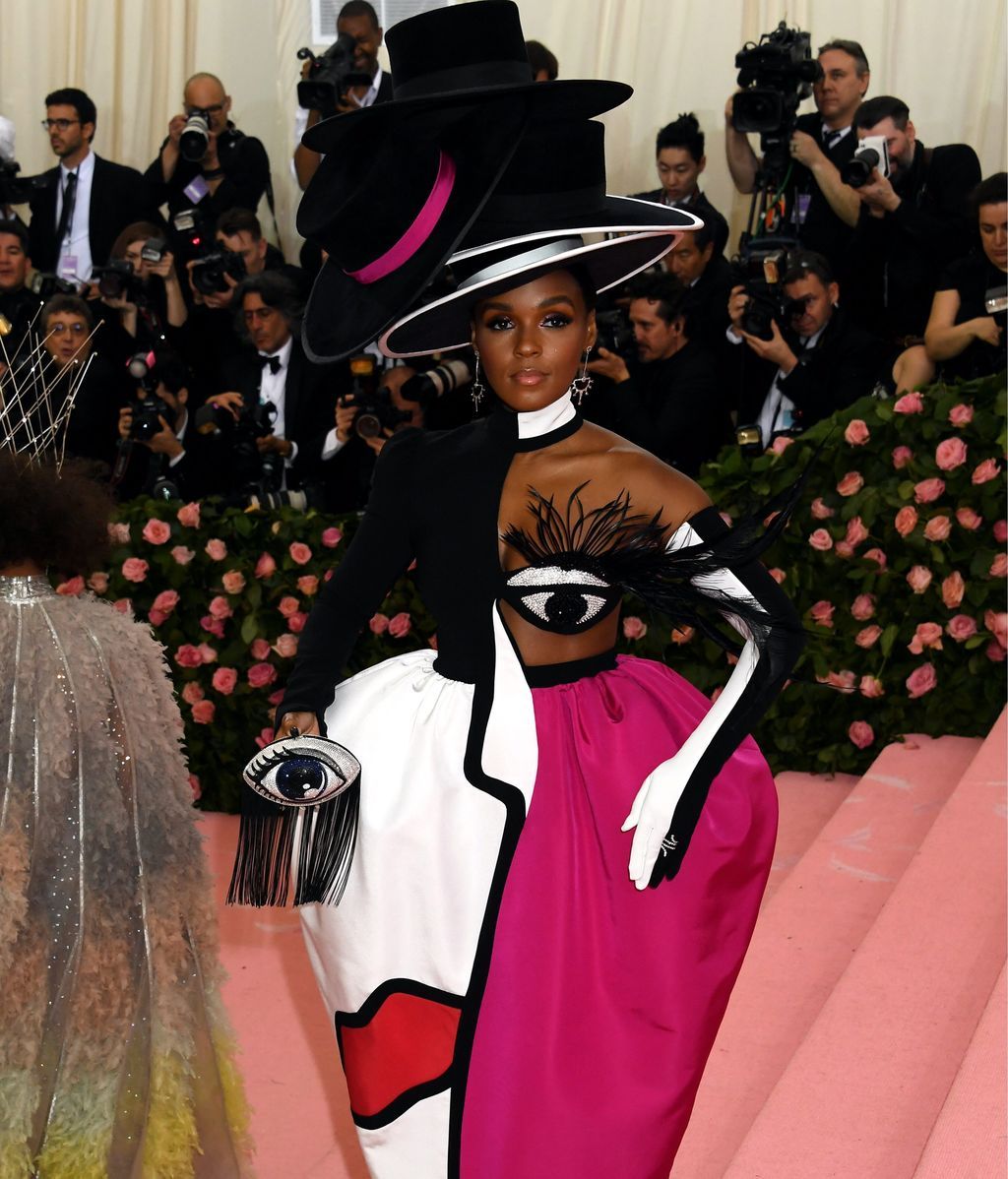Janelle Monae con un estilismo surrealista de Christian Siriano