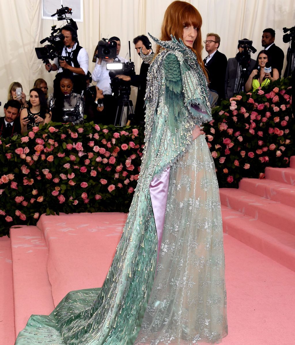 Florence Welch a medio camino entre princesa y dragón, vestida de Gucci