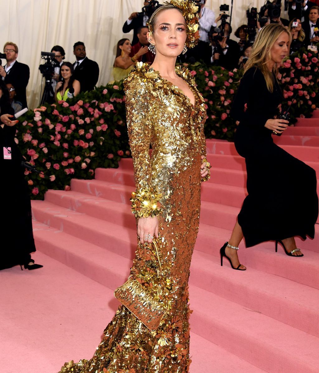 Emily Blunt bañada en lentejuelas doradas de Michael Kors
