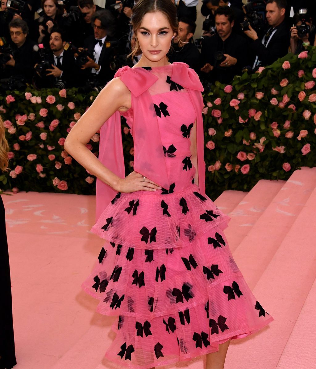 La modelo Laura Love con un desconcertante vestido rosa con lacitos