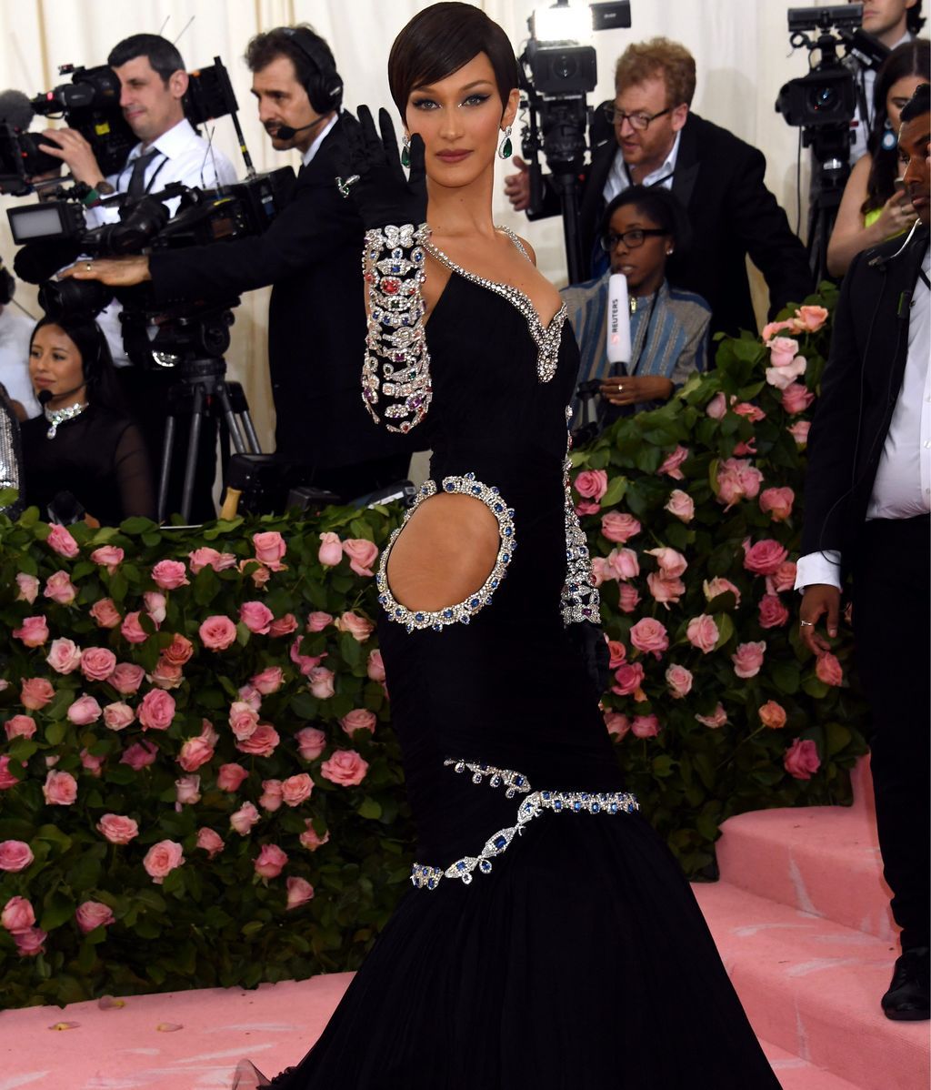 Bella Hadid con un vestido cut-out de Moschino y corte de pelo pixie