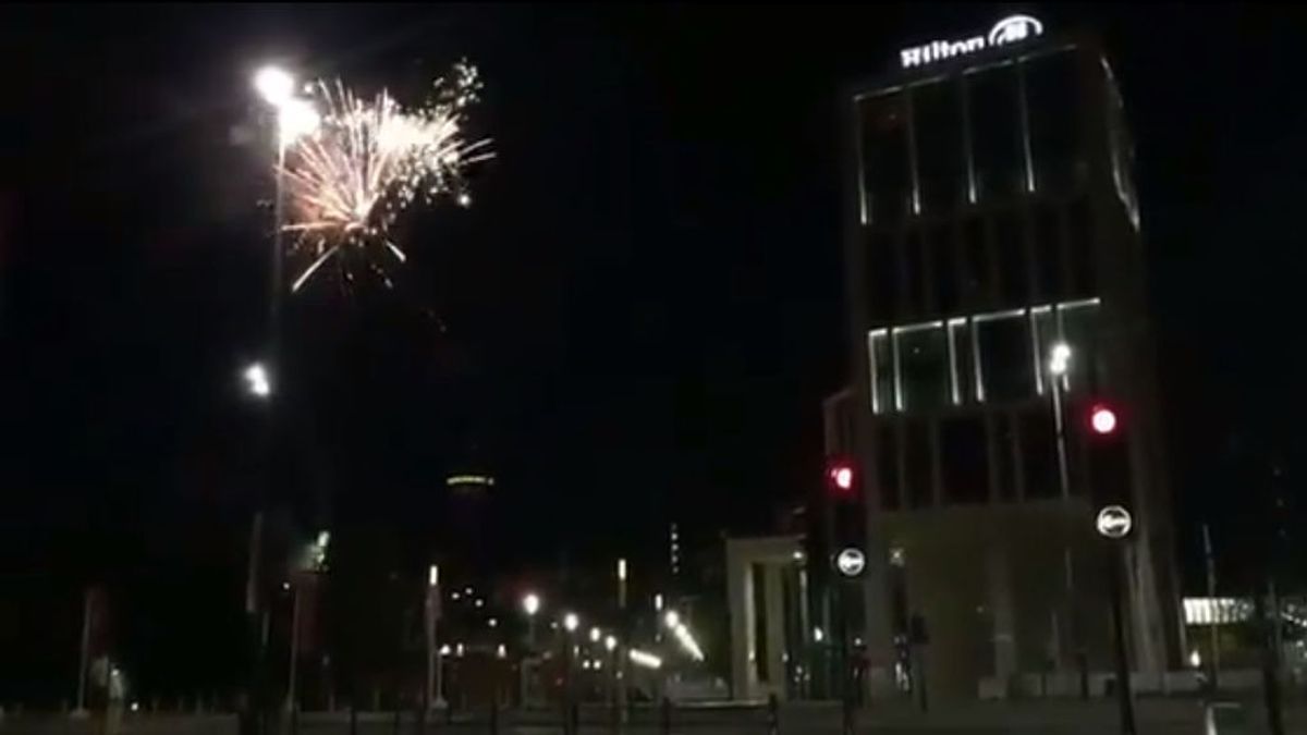 Varios fans del Liverpool 'atacan' el hotel de concentración del Barcelona con fuegos artificiales Varios fans del Liverpool 'atacan' el hotel de concentración del Barcelona con fuegos artificiales