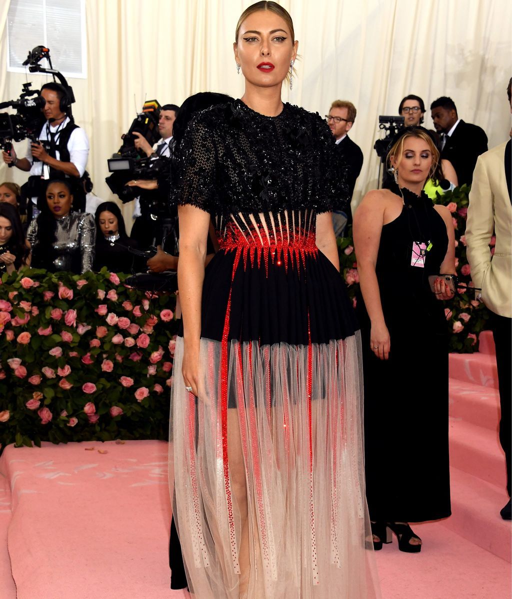 Maria Sharapova con un dos piezas en blanco, negro y rojo de Givenchy