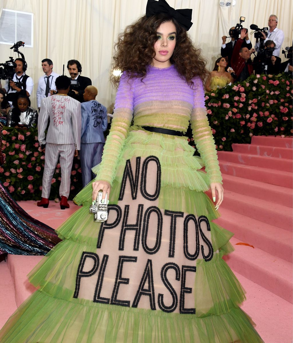 Hailee Steinfeld con vestido degradado de Vicktor & Rolf