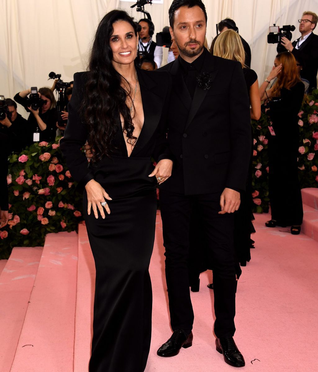 Tras ocho años de ausencia, Demi Moore acudió a la gala con super melena y vestido de Saint Laurent