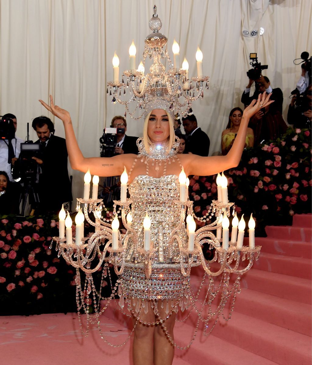 Katy Perry vestida de lámpara chandelier con ayuda de Moschino