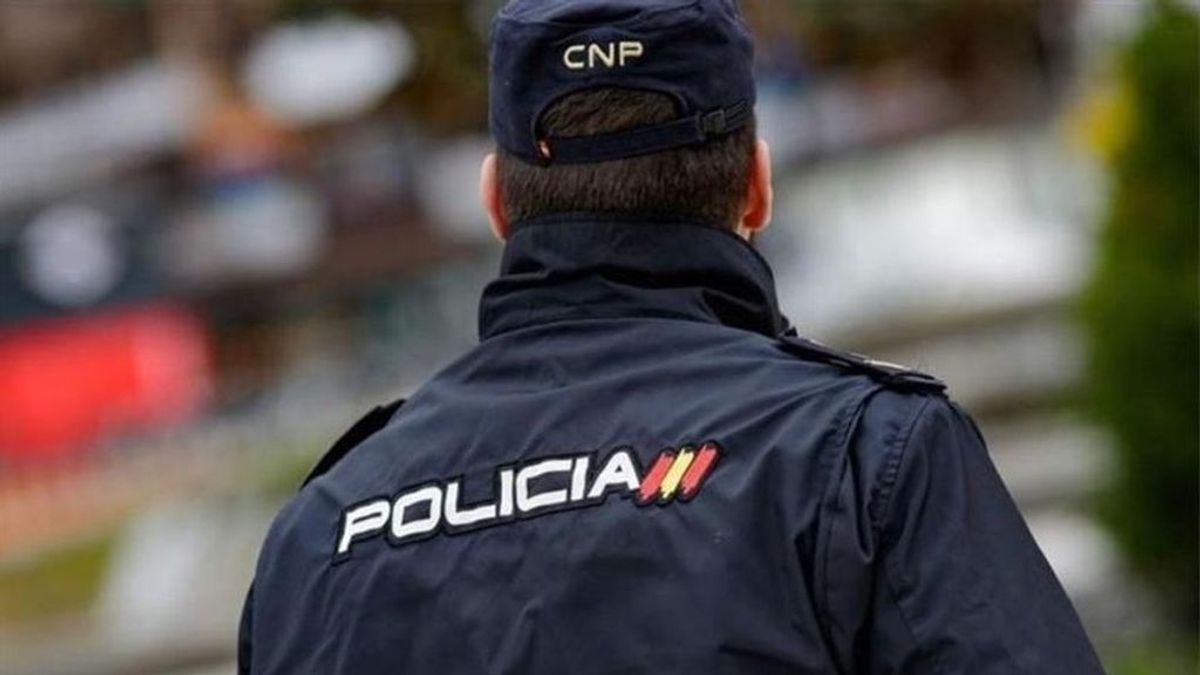 Dos agentes de la Policía Nacional de Valencia salvan la vida de un bebé de 19 meses