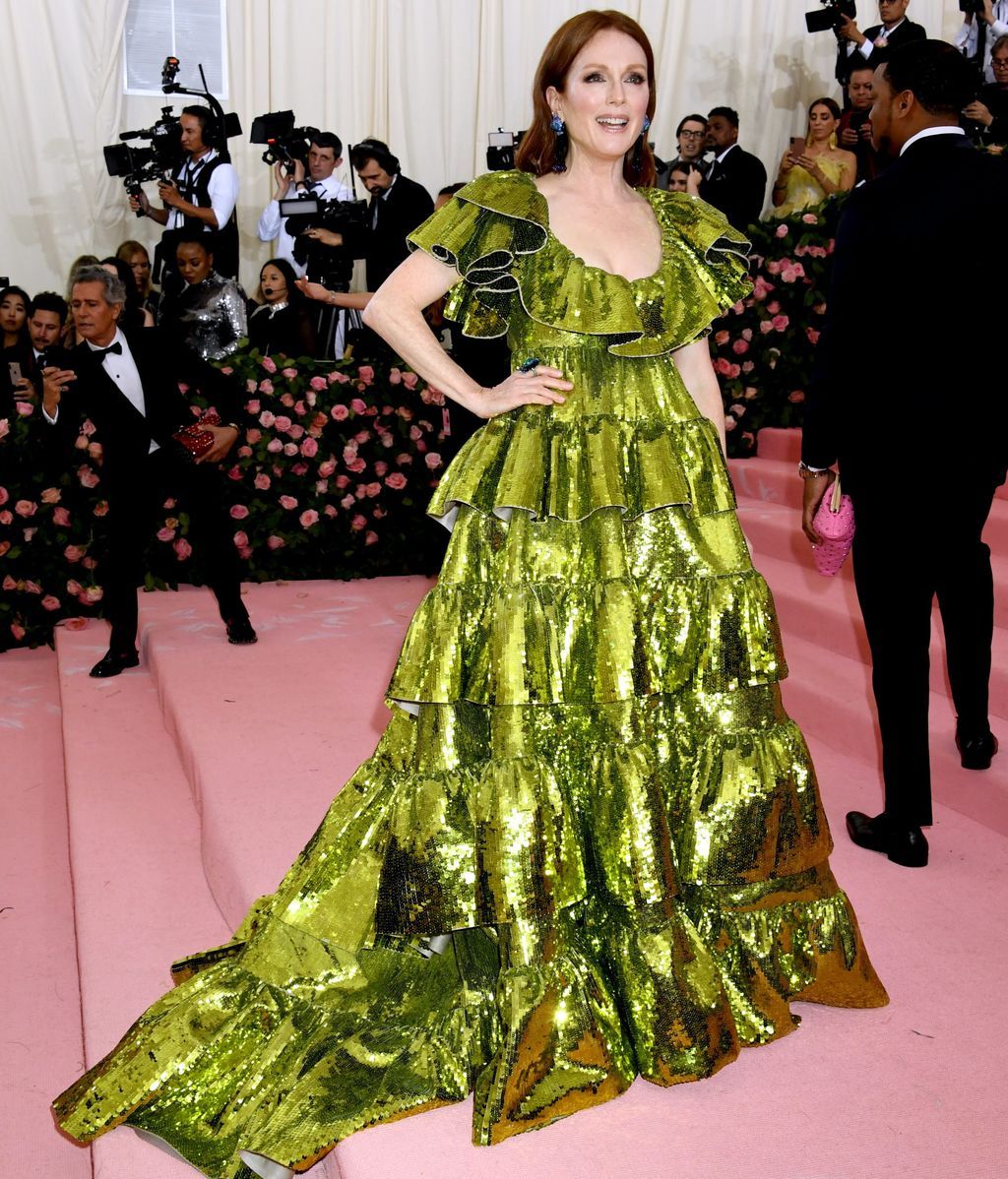 Julianne Moore con vestido verde metalizado de volantes