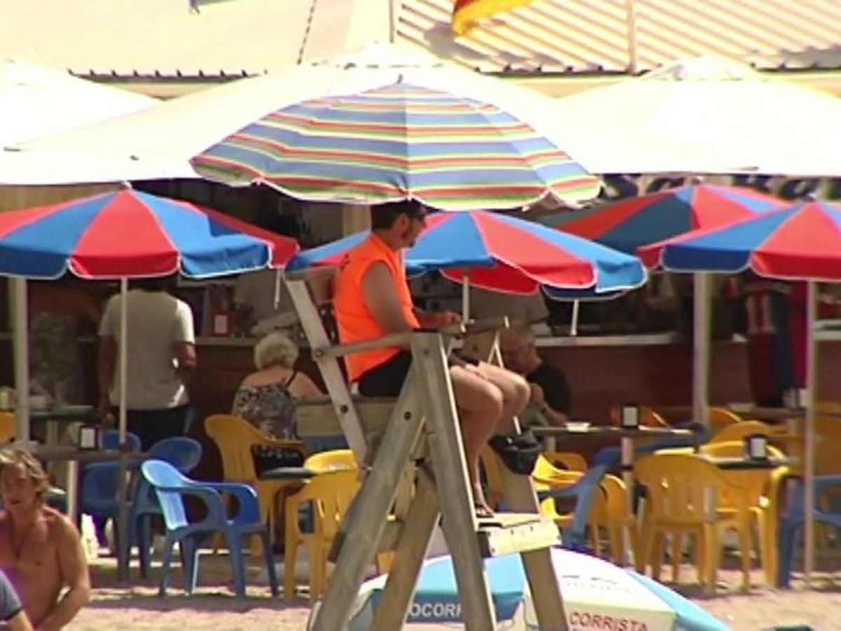 Detenido un hombre por grabar a menores en playas de Valencia usando una  cámara oculta