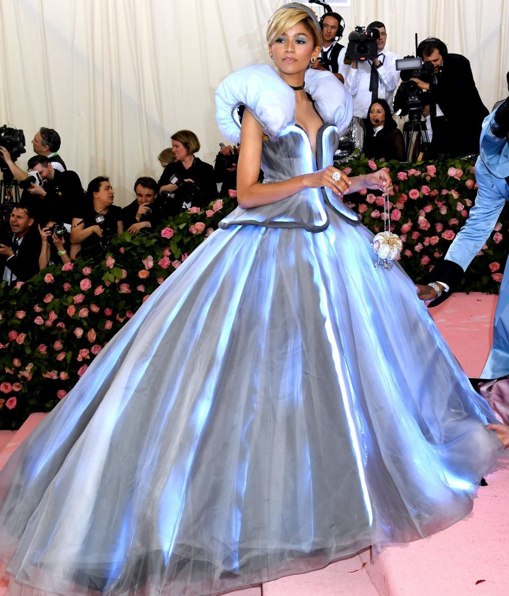 Zendaya optó por un vestido de estilo princesa Disney que contrastaba con su color y corte de pelo