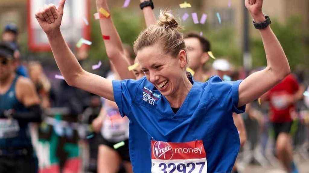 Denuncia que le han quitado un récord de maratón por "correr con pantalones y no con faldas" Denuncia que le han quitado un récord de maratón por "correr con pantalones y no con faldas"