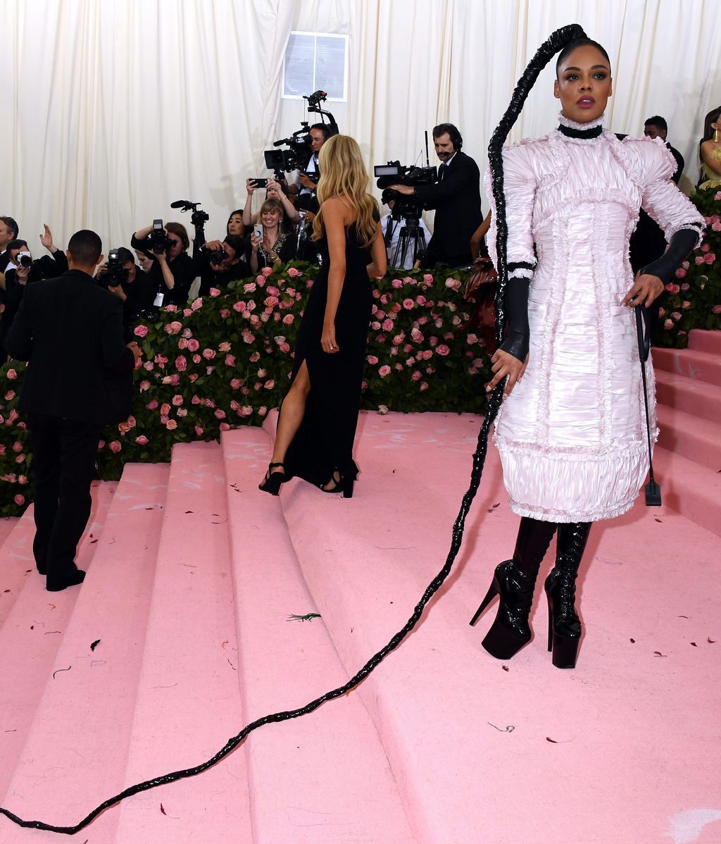 Tessa Thompson de Chanel y con una trenza-látigo infinita