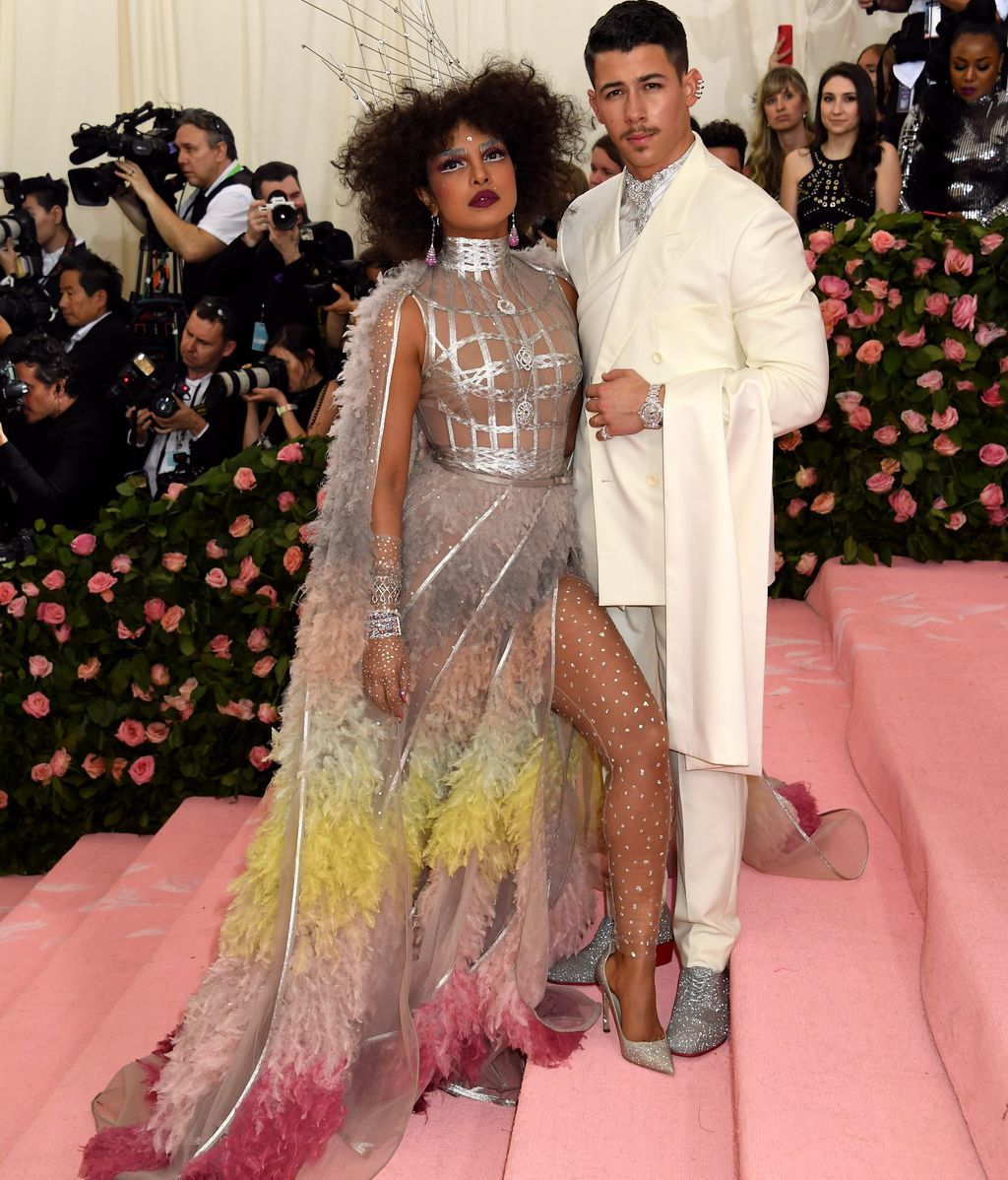 Priyanka Chopra y Nick Jonas con estilismos coordinados en blanco y plata