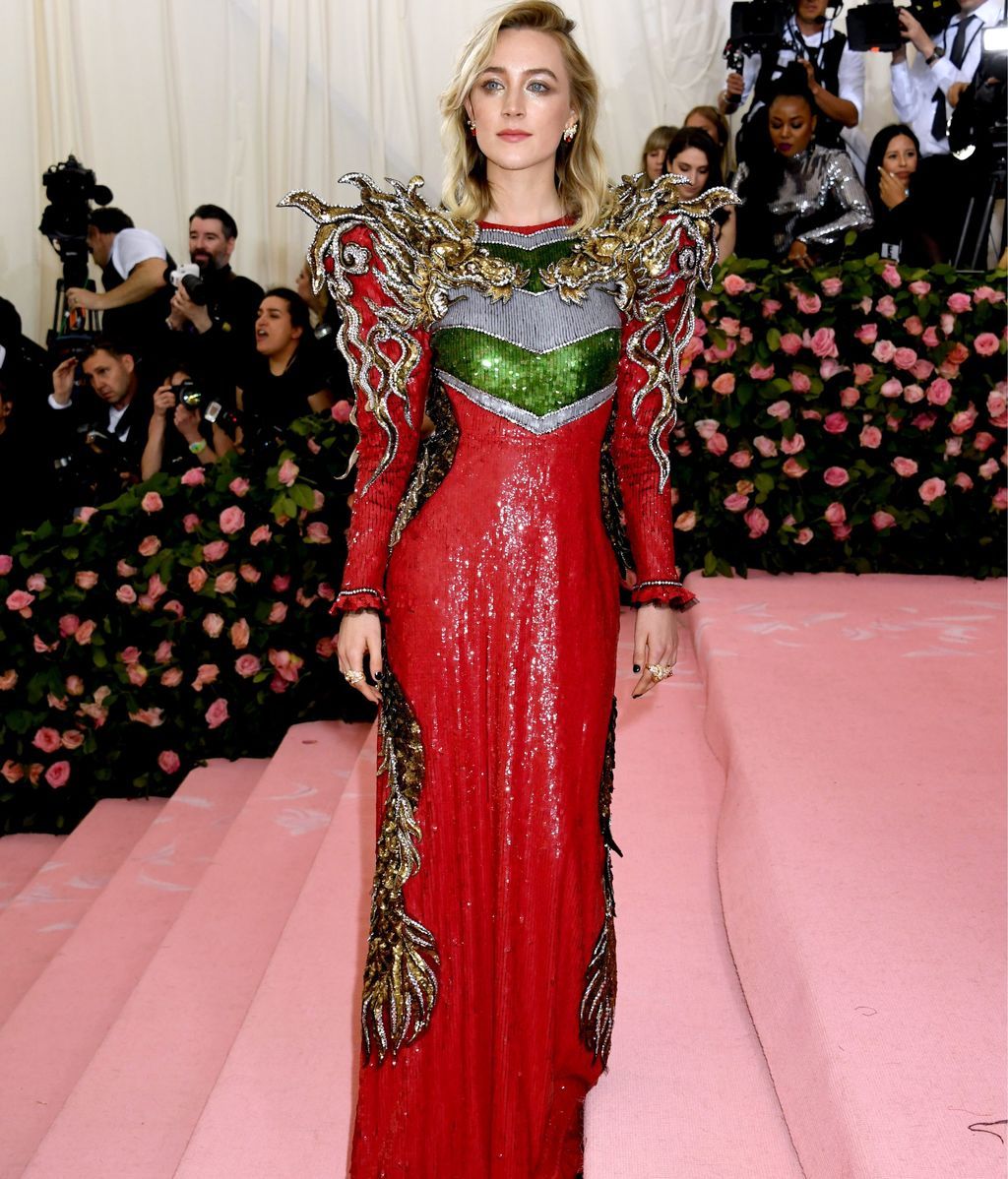 Saoirse Ronan poderosa y guerrera vestida de Gucci