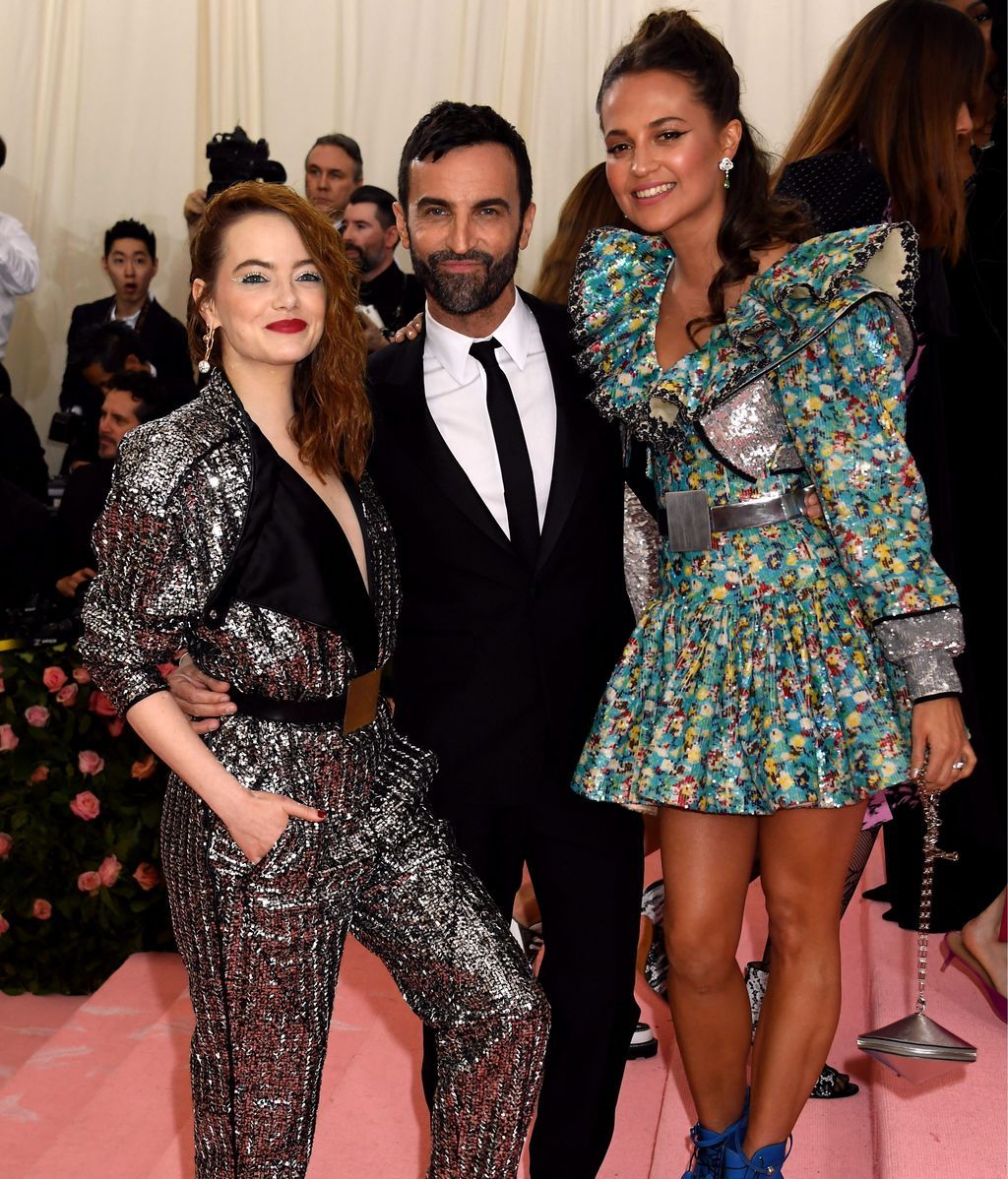 Emma Stone y Alicia Vikander junto a Riccardo Tisci, director creativo de Burberry