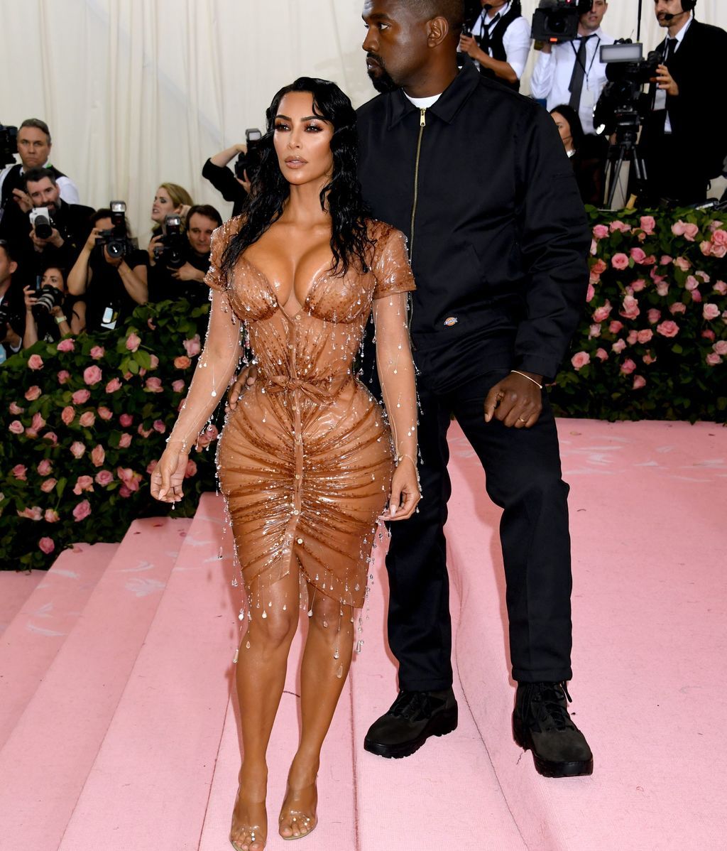 Kim Kardashian con un estilismo de Mugler junto a Kanye West
