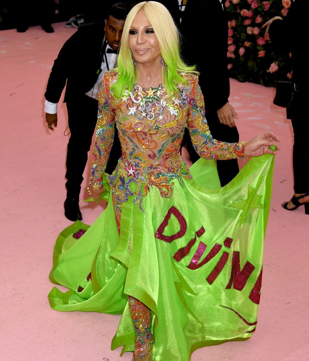 Donatella Versace con un ajustado mono de colores y una falda "divina"