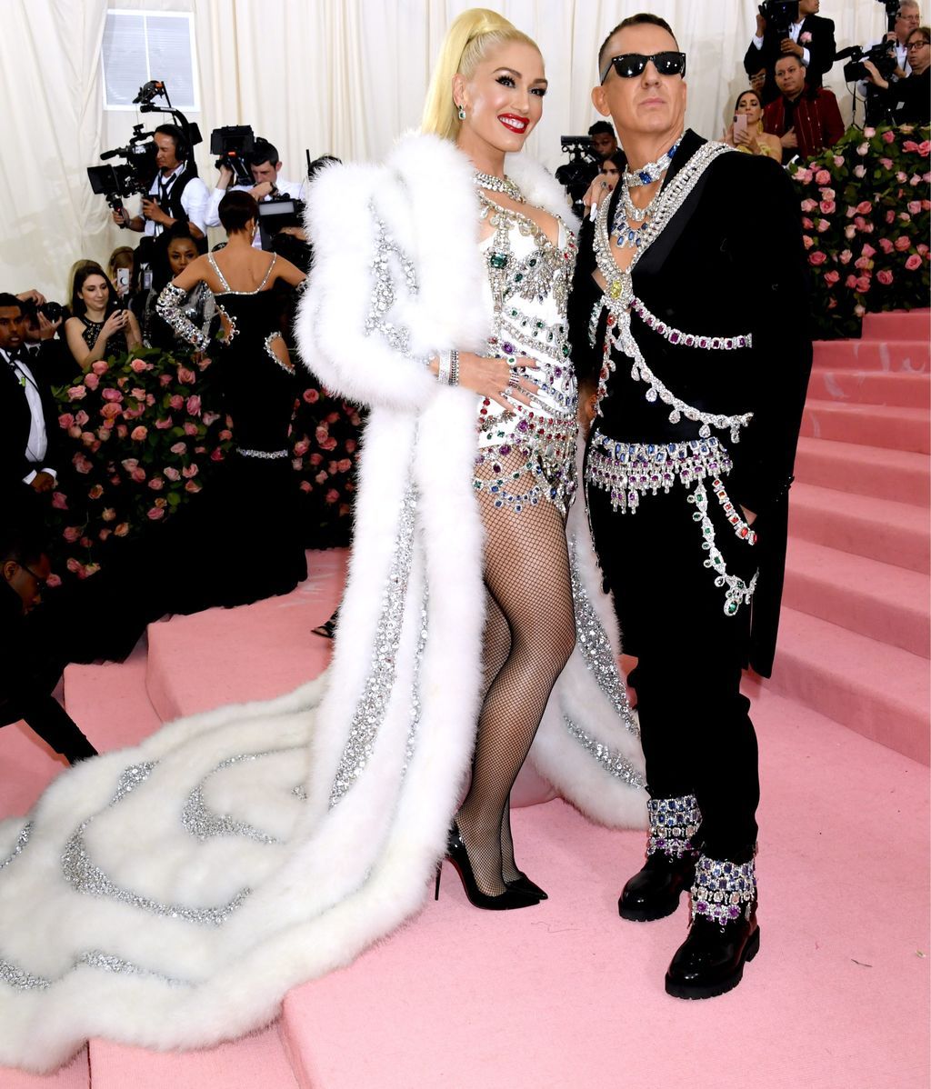 Gwen Stefani junto al diseñador Jeremy Scott
