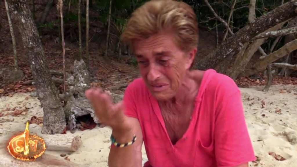 Chelo García Cortés llora tras la marcha de sus compañeras