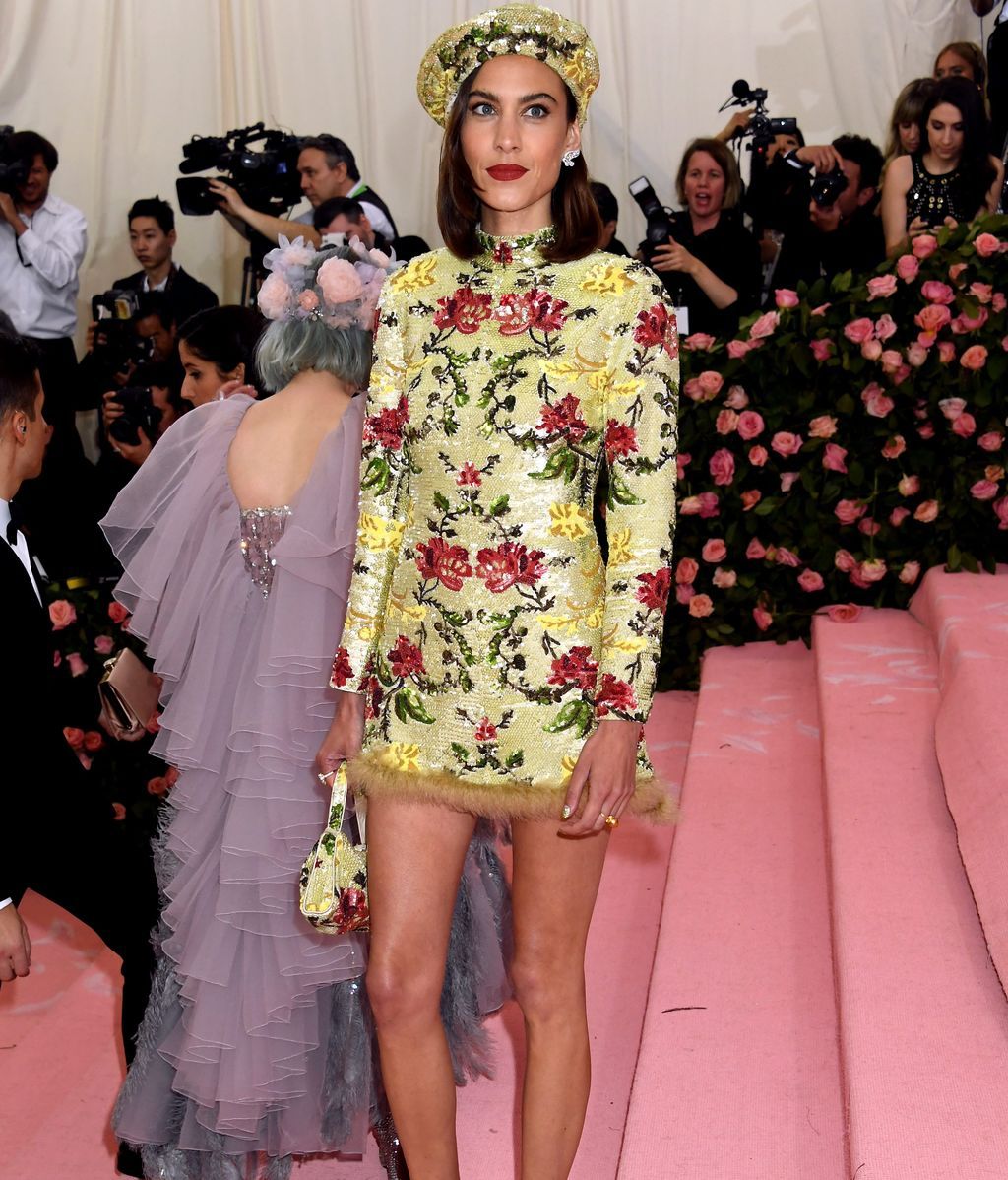 Alexa Chung con mini vestido de lentejuelas floreado a juego con su boina