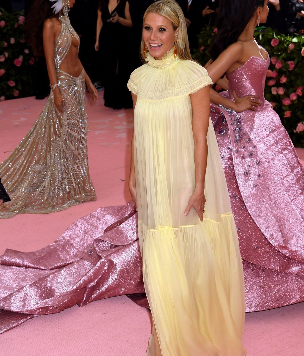 Gwyneth Paltrow con un vestido etéreo en color amarillo de Chloé