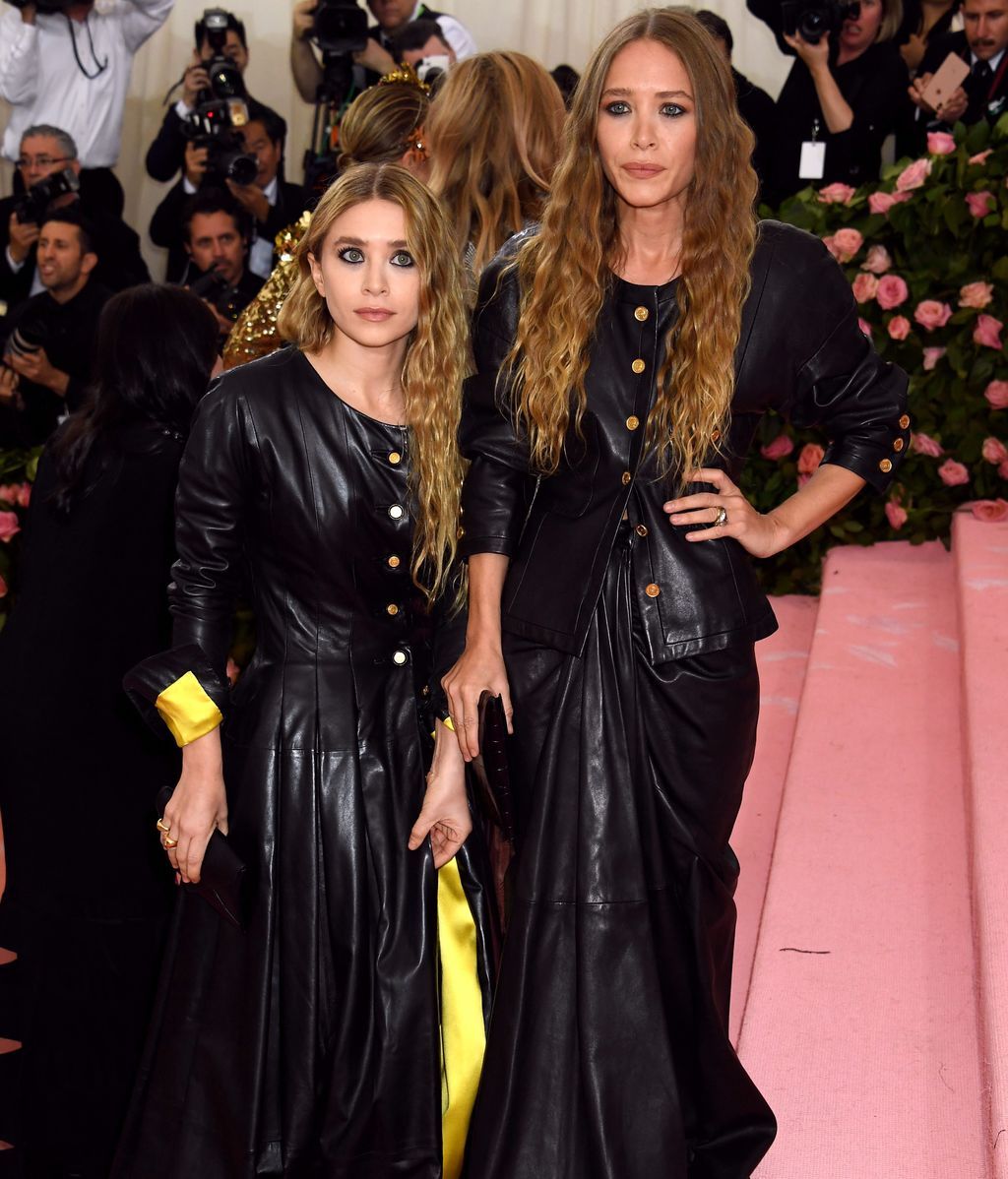 Las hermanas Mary-Kate y Ashley Olsen de riguroso cuero negro