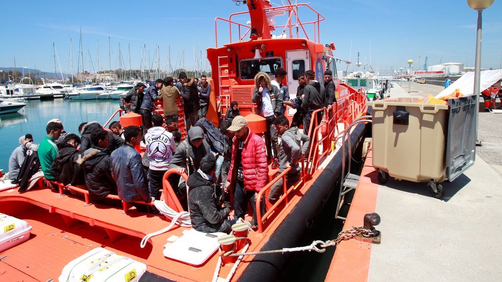 Una mujer muerta y un niño desaparecido tras volcar una patera ante una playa de Conil (Cádiz)