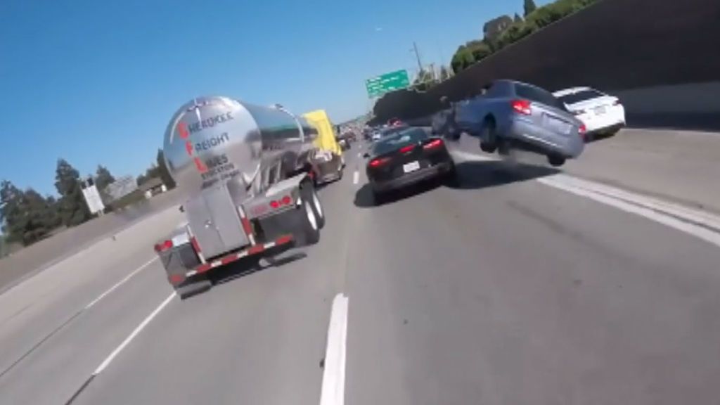 Aparatoso accidente de un coche que vuela por los aires después que el conductor perdiera el control