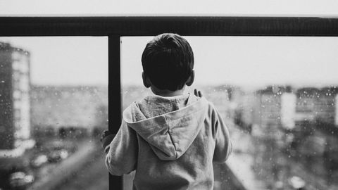 Solo, desorientado, de madrugada y con el pijama puesto: así ...