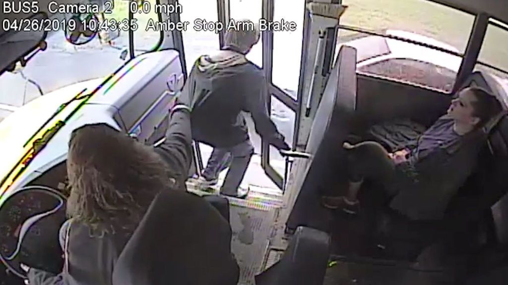 Conductora de autobús de Nueva York salva a un estudiante de ser atropellado
