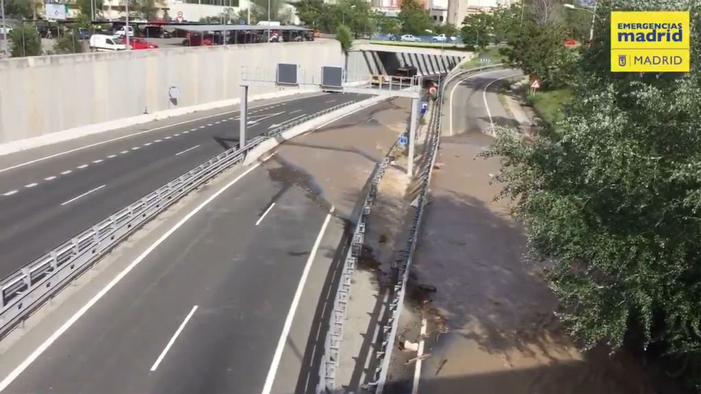 Cortado por la rotura de una tubería el túnel de la M-14 que da acceso al aeropuerto de Barajas