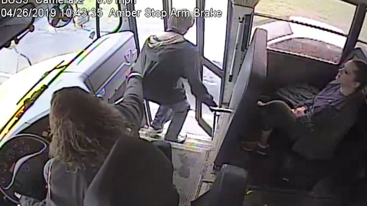 Conductora de autobús salva a un estudiante de ser atropellado