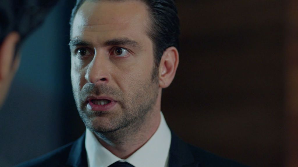 Hakan deja plantada a Zeynep en el altar