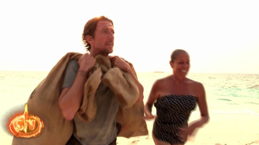 Colate llevando su bolsa y la de Isabel Pantoja.