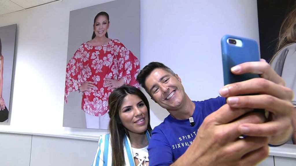 Isa Pantoja se hace una selfie con la foto de su madre en los pasillos de Telecinco
