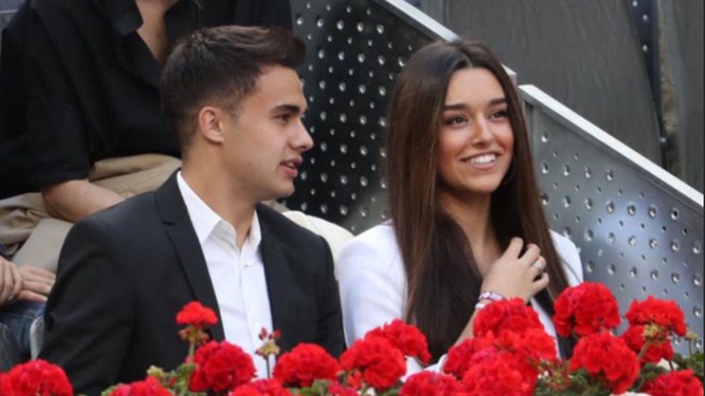 Sergio Reguilón acude a la Caja Mágica junto a su nueva novia youtuber Sergio Reguilón acude a la Caja Mágica junto a su nueva novia youtuber