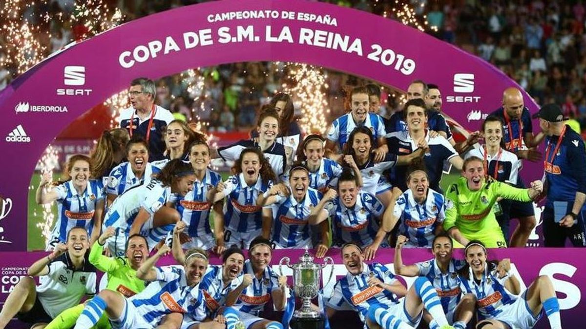 Locura en la Plaza de la Trinidad tras la victoria de la Real Sociedad en la Copa de la Reina Locura en la Plaza de la Trinidad tras la victoria de la Real Sociedad en la Copa de la Reina