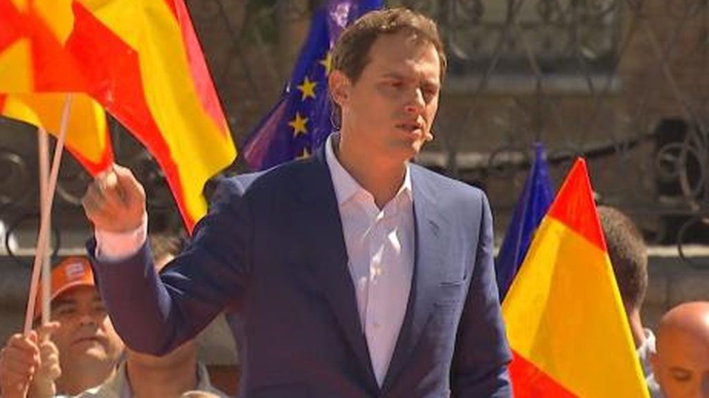 "Salvavidas naranja": Cs promete bajar los impuestos en las comunidades autónomas en la misma medida en que Sánchez los suba "Salvavidas naranja": Cs promete bajar los impuestos en las comunidades autónomas en la misma medida en que Sánchez los suba