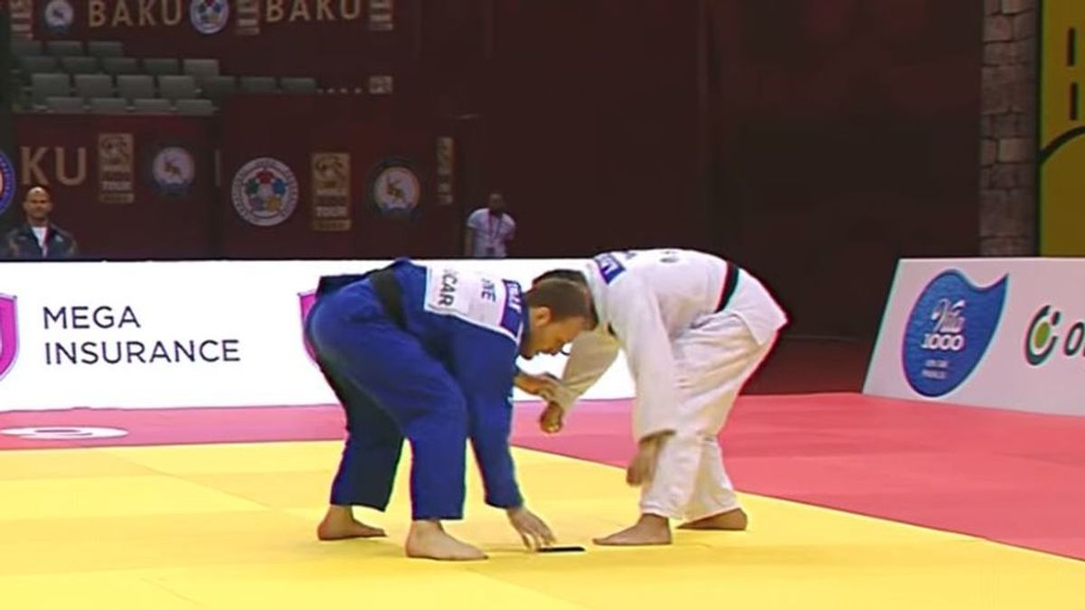 La insólita descalificación de un judoka tras caerse su móvil en medio del combate La insólita descalificación de un judoka tras caerse su móvil en medio del combate