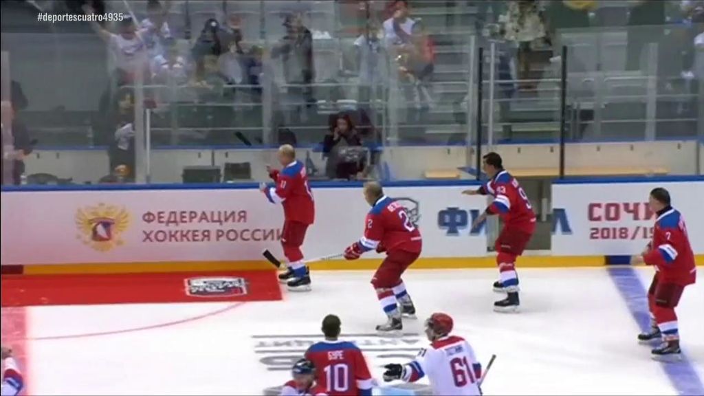 Espectacular caída de Putin durante un partido de hockey hielo