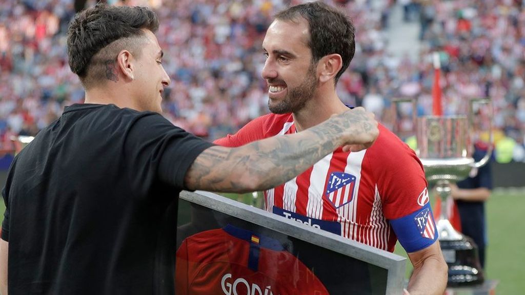 Los jugadores del Atlético de Madrid regalaron una camiseta firmada a Godín en el día de su despedida