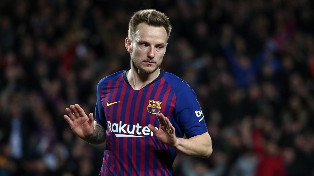 Un grupo de radicales del Barça acude a la casa de Rakitic para pedirle explicaciones por su ‘escapada’ a la Feria de Sevilla Un grupo de radicales del Barça acude a la casa de Rakitic para pedirle explicaciones por su ‘escapada’ a la Feria de Sevilla