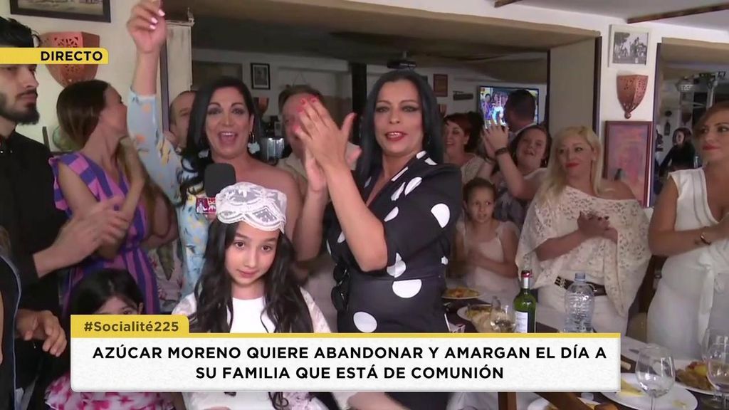 La familia de las Azúcar Moreno les mandan un mensaje de apoyo y les dedican una canción, en directo