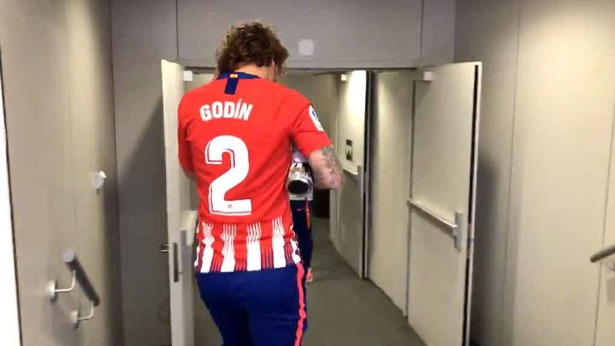 El homenaje de Griezmann a Godín vistiendo su camiseta antes del partido del Atlético de Madrid