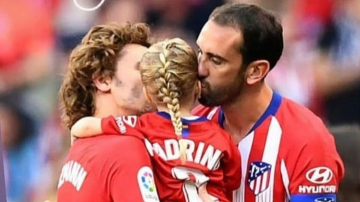 El homenaje de la hija de Griezmann a su 'padrino' Godín El homenaje de la hija de Griezmann a su 'padrino' Godín