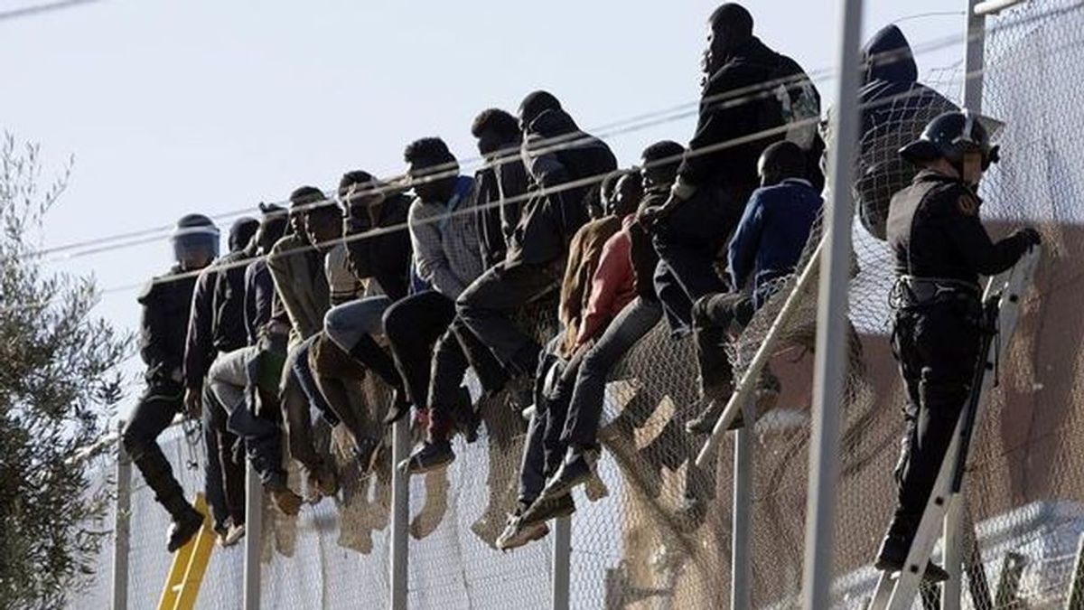Medio centenar de subsaharianos saltan la valla fronteriza y acceden a Melilla
