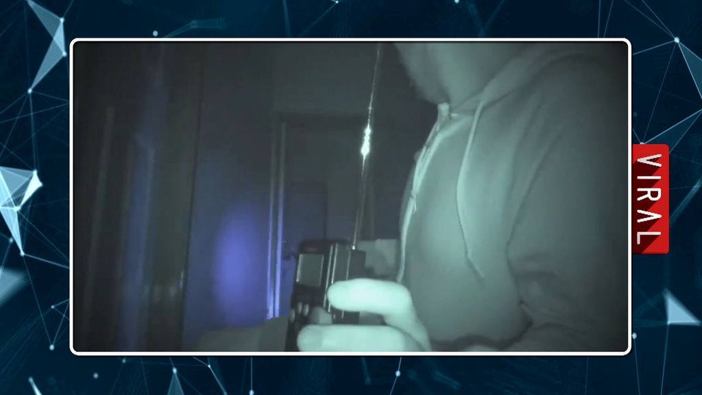 La aparición de un fantasma en los cristales de una casa que está dando la vuelva al mundo