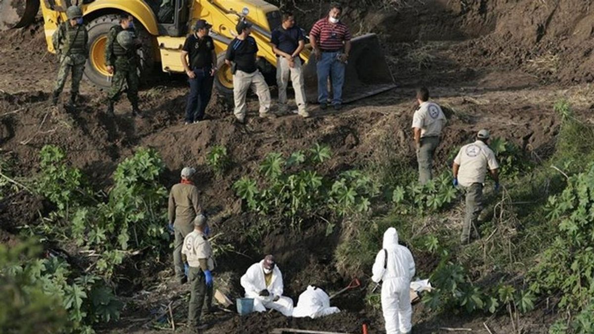 Aparecen al menos 35 cadáveres en tres fosas clandestinas en México